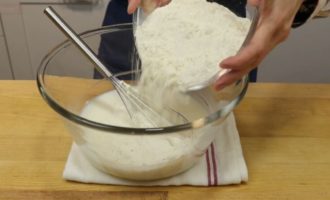 в кефирную смесь добавляем муку