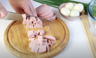 нарезанная на кубики колбаса