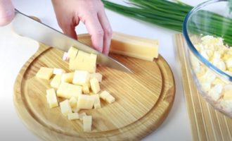 твердый сыр нарезанный на кубики