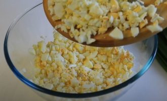 вареные яйца нарезаем кубиками