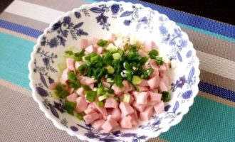 зеленый лук нарезанный колечками