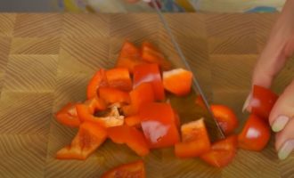 болгарский перец нарезаем крупными кусочками