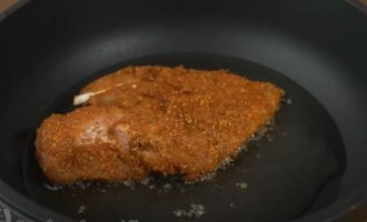 обжарьте куриное филе в сковороде на масле
