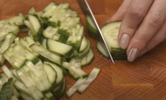 свежий огурец нарезаем брусочками