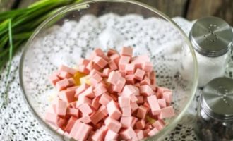 вареную колбасу нарежьте средними кубиками