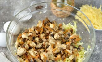 добавьте к кабачку овощи с грибами и курицей