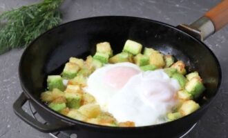 готовим яичницу с кабачками на медленном огне