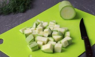 кабачок нарежьте на кубики