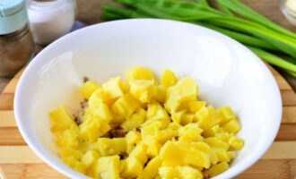 картофель нарежьте кубиками среднего размера