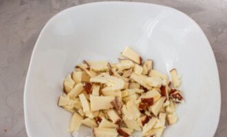 колбасный сыр натрите на крупной тёрке