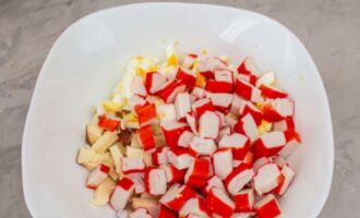 крабовые палочки нарежьте на кусочки