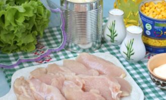 куриное филе нарезать крупными кусочками