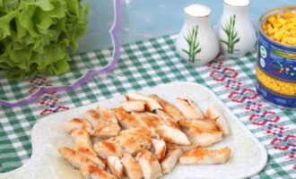 кусочки курицы нарежьте помельче