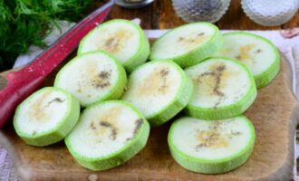 нарезанный кабачок посолите поперчите