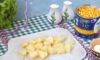 нарежьте кусочками консервированные ананасы