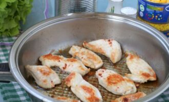 обжарьте в сковороде куриные кусочки