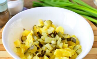 огурцы нарежьте кубиками и добавьте в салат