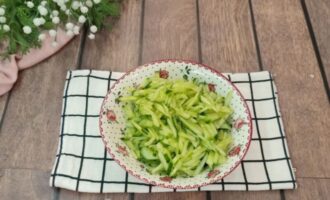 огурцы нарежьте тонкой соломкой