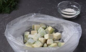 перемешайте кубики кабачка в муке