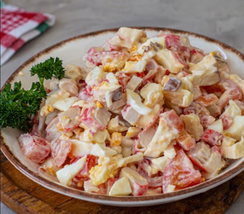салат с копченым колбасным сыром и крабовыми палочками