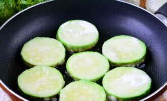 выложите кабачки в сковородку с маслом