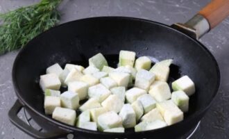 выложите кабачок в разогретую сковороду