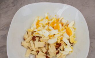 яйца очистите, и нарежьте кусочками