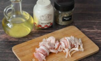 бекон нарежьте короткой соломкой