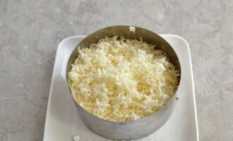 четвертый слой натертое сливочное масло