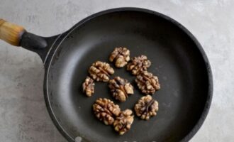 грецкие орехи подсушите на сухой сковороде