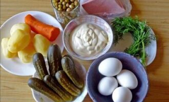 ингредиенты для оливье с колбасой и солеными огурцами