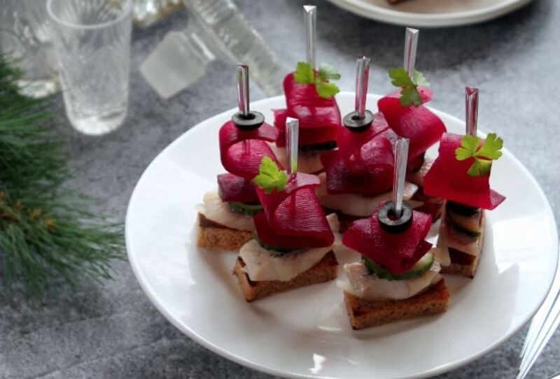 канапе с селедкой и свеклой