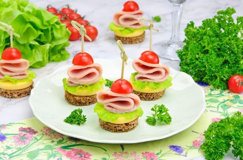 канапе с сыром и ветчиной на шпажках
