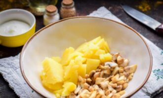 картофель нарезать на кубики