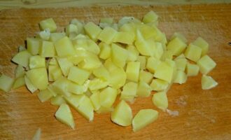 картофель нарежьте средними или мелкими кубиками