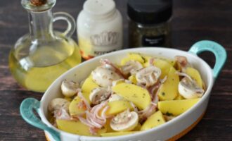 картошку смешайте с грибами и беконом