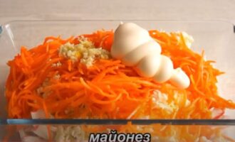 кладём в салат чеснок, майонез