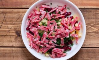 колбасу порежьте небольшими брусочками
