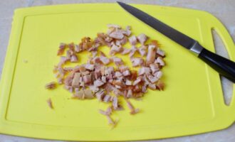 копченую куриную грудку нарежьте мелкими кубиками