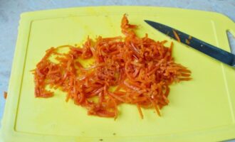 корейскую морковь нарежьте чуть мельче