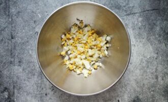 куриные яйца очистите и нарежьте кубиком