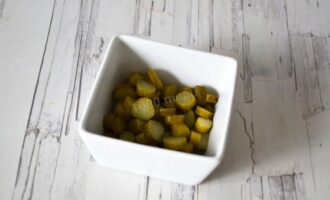 маринованные огурцы нарежьте кубиками