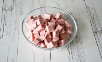 молочную колбасу нарежьте кубиками