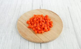 морковь нарежьте на кубики