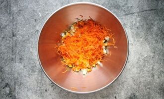 морковь натрите на средней терке