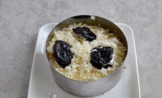 на слой масла положите чернослив с орехами