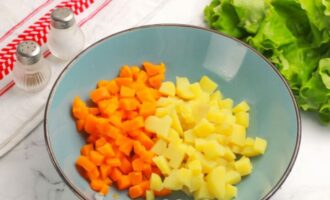 нарезанный на кубики картофель и морковь