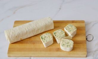 нарезать рулет на кусочки
