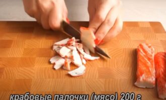нарежьте крабовые палочки