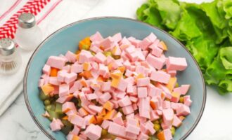 нарежьте молочную колбасу кубиками
